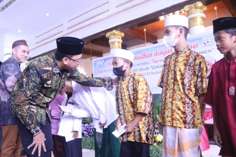 Bupati Gus Muhdlor Serahkan Simbolis Santunan 1.500 Anak Yatim Dari SPN PT. Ecco